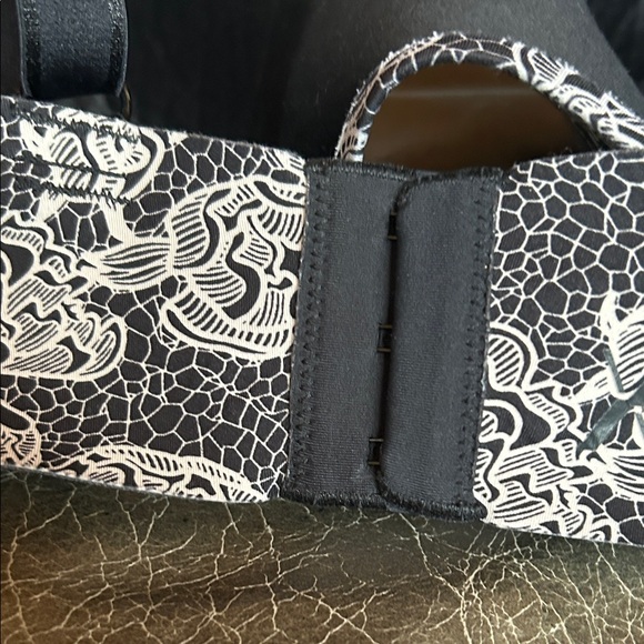 Seamless/Wireless Floral Lace Print Women's Bra - Black and White - Picture 4 of 7